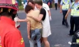 爆料女子被车压死视频,女子遭车压身亡，现场视频曝光引众怒